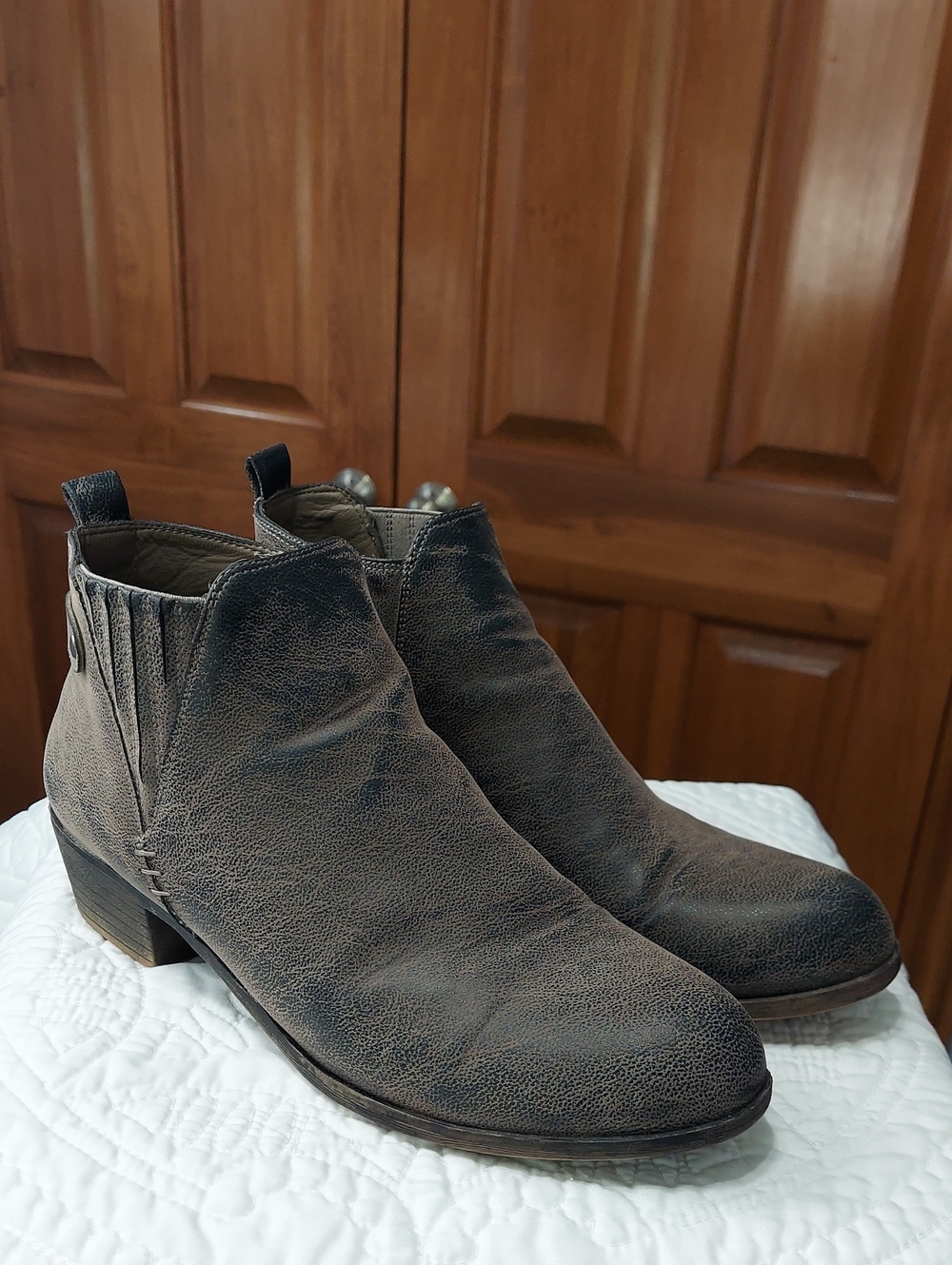 Jessica Cline Textured Distressed Stylish Ankle Boots, Heel, Size 10, Like New▪︎